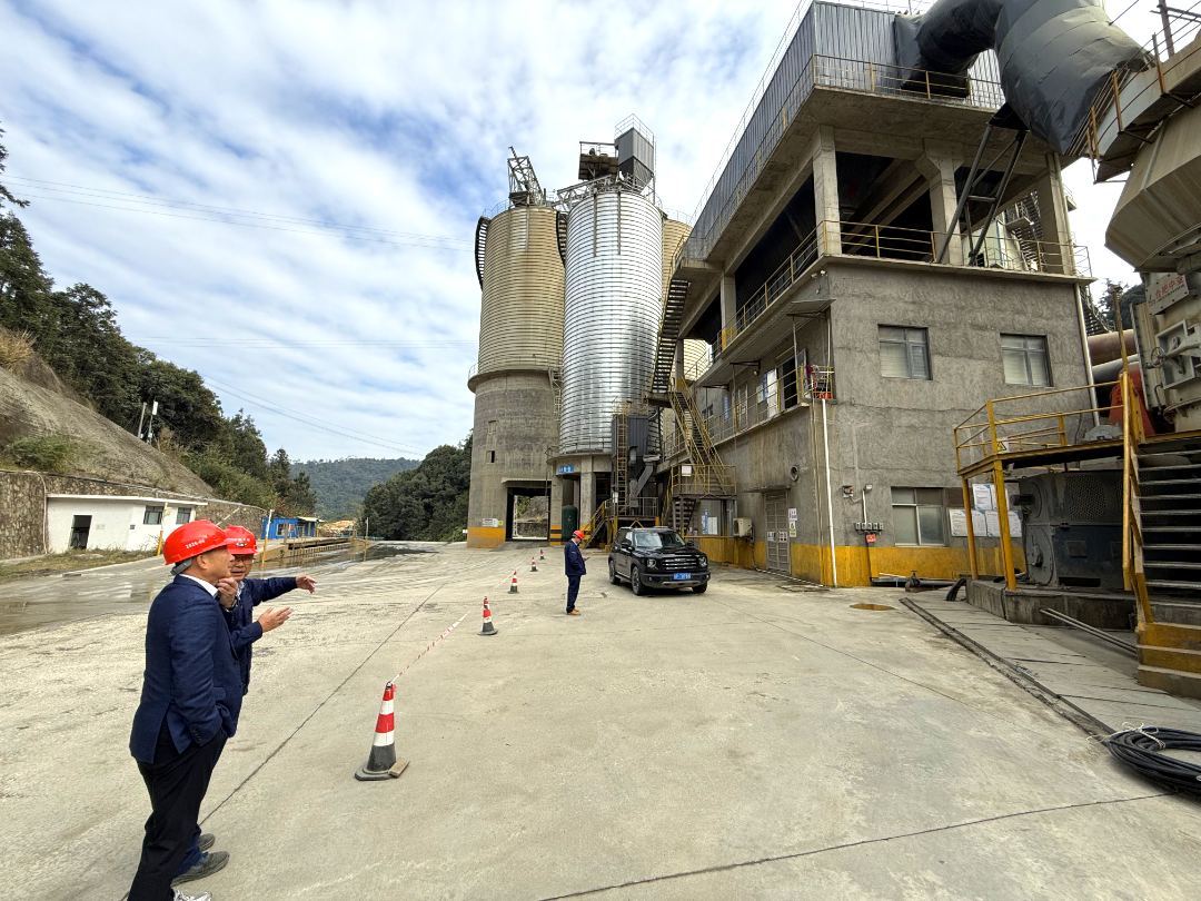 集团董事长、总裁李平深入天高矿业新材料产业园天宏科技公司调研